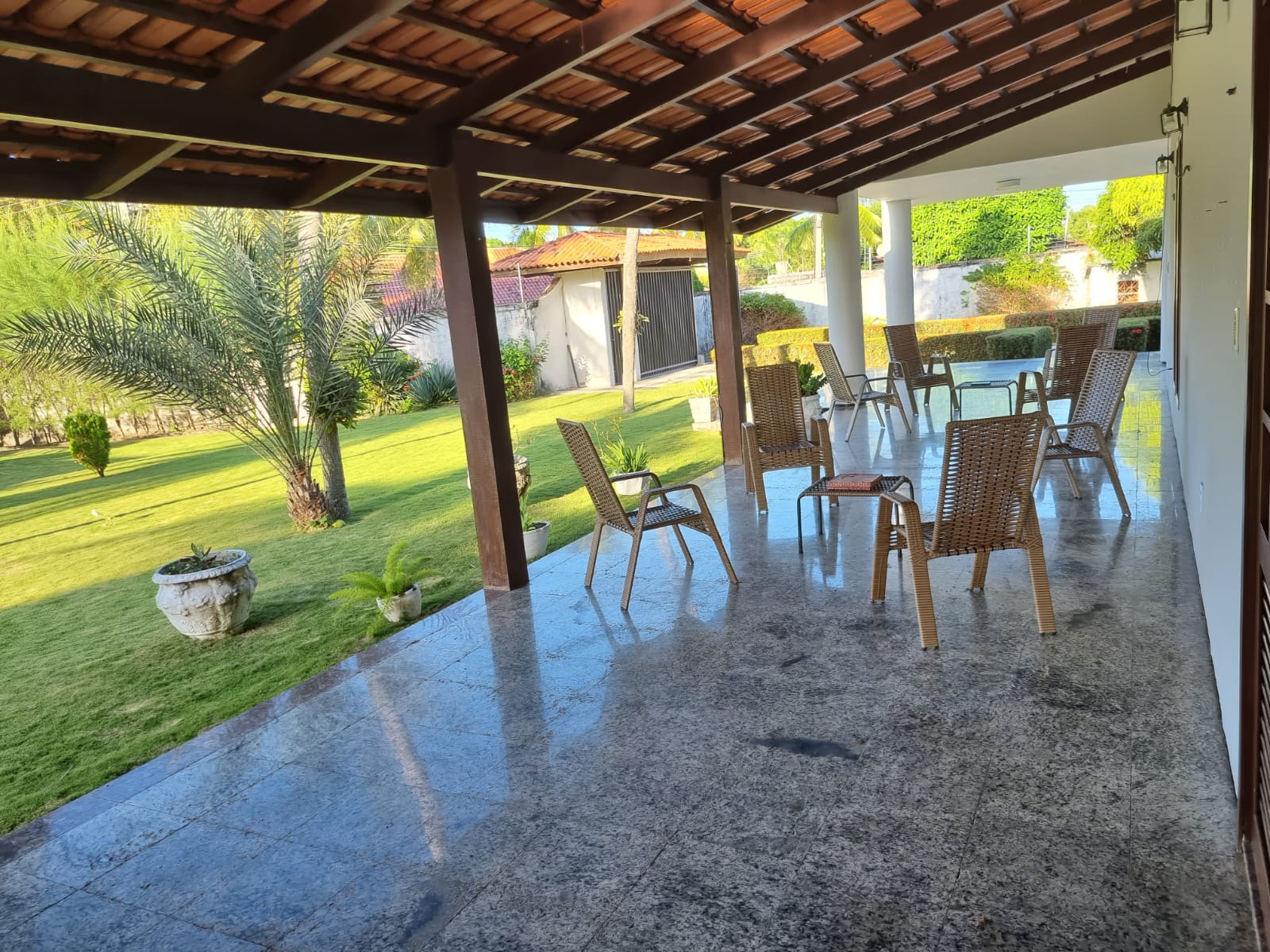 Varanda e jardim da Residência São Camilo